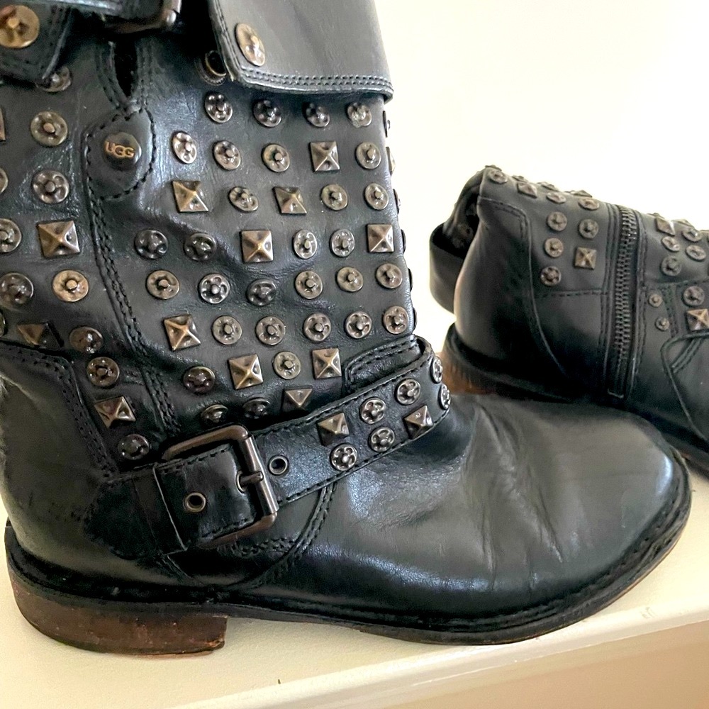 UGG Boots Flat 6.5 - Picture 2 of 9